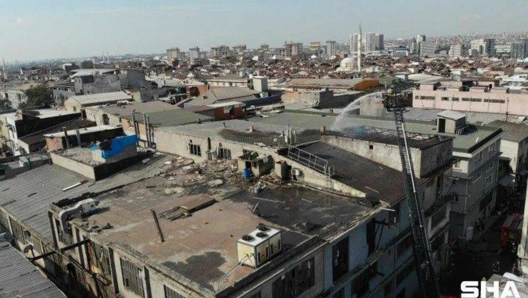Bayrampaşa'da iş yerinin çatısı alev alev yandı