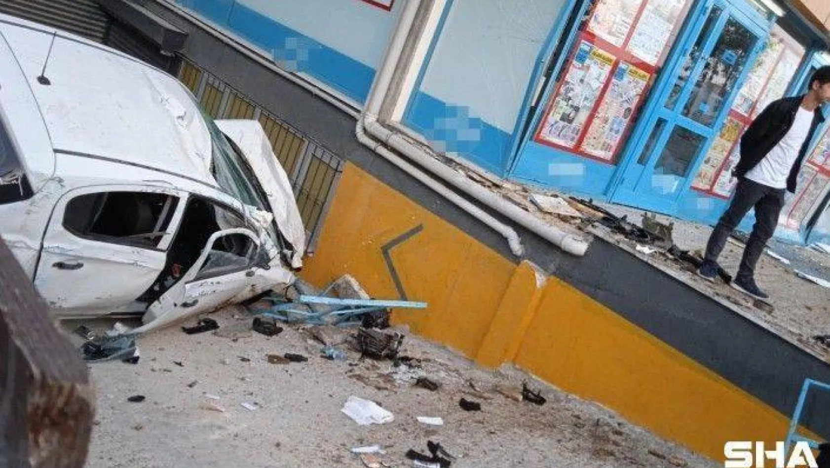 Beylikdüzü'nde otomobil markete daldı, vatandaşlar 'deprem oluyor' sandı