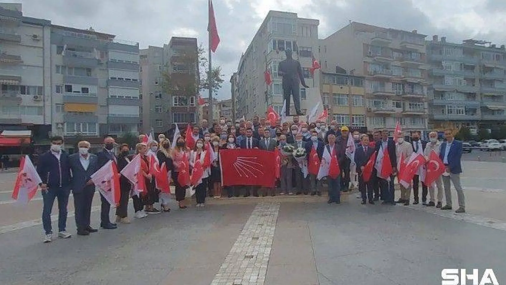 CHP, kuruluş yıldönümü dolayısıyla Atatürk Anıtı'na çelenk sundu
