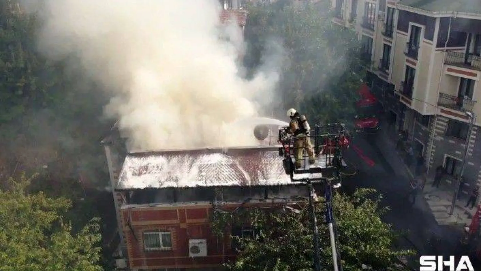 Eyüpsultan'da 2 katlı bina alev alev yandı