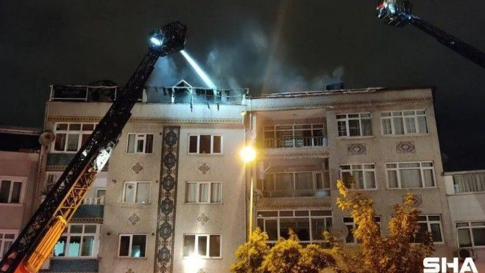 Eyüpsultan'da bir binanın çatısı alev alev yandı, mahalle sakinleri sokağa döküldü