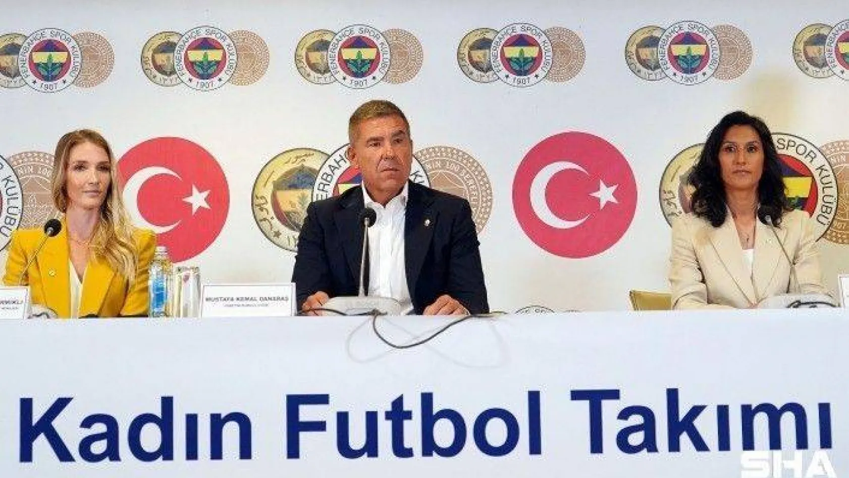 Fenerbahçe Kadın Futbol Takımı'nın imza tören gerçekleştirildi