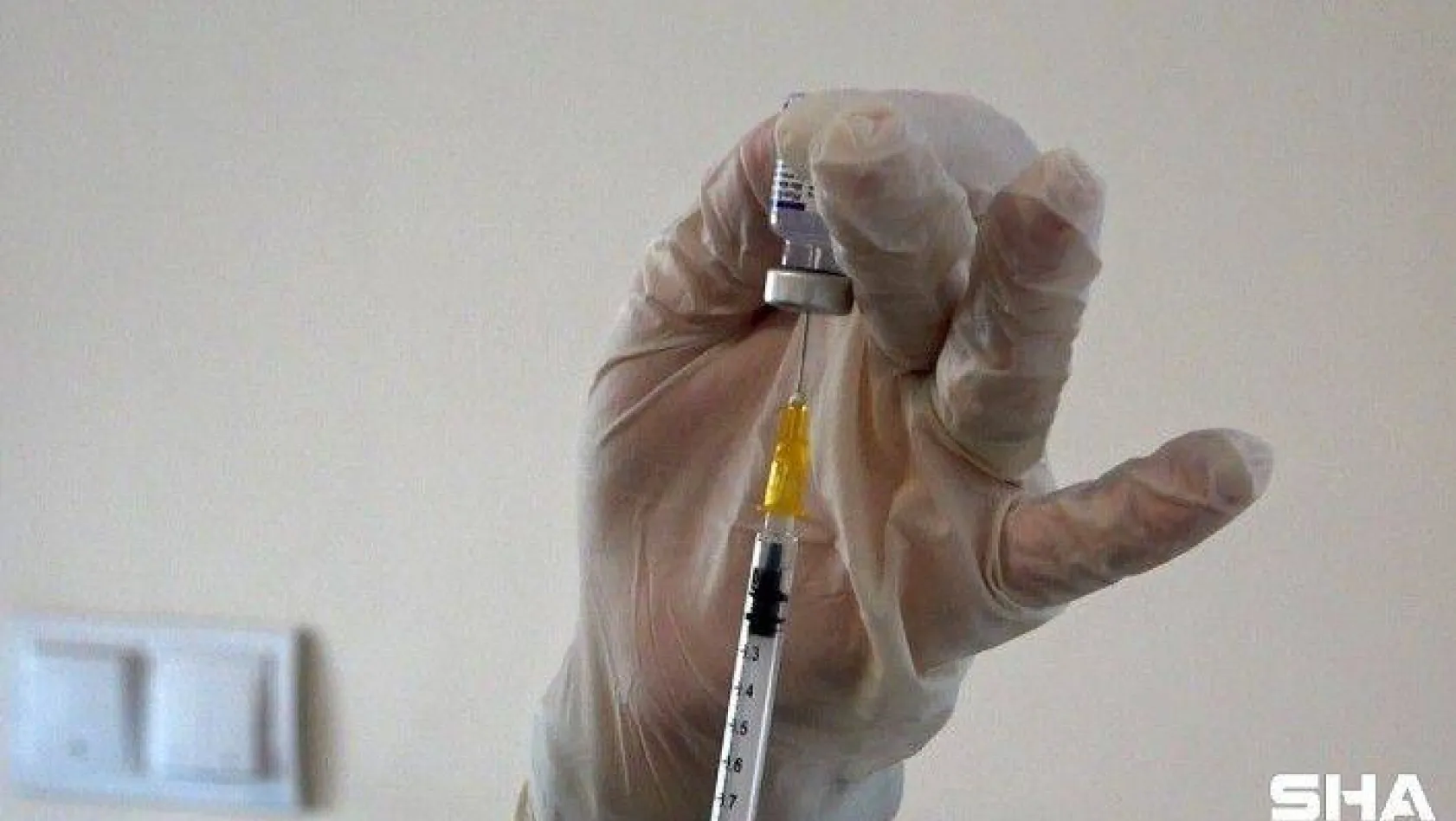 FETÖ'den aranan hemşire kayıtdışı Covid-19 aşısı yaptırırken yakalandı