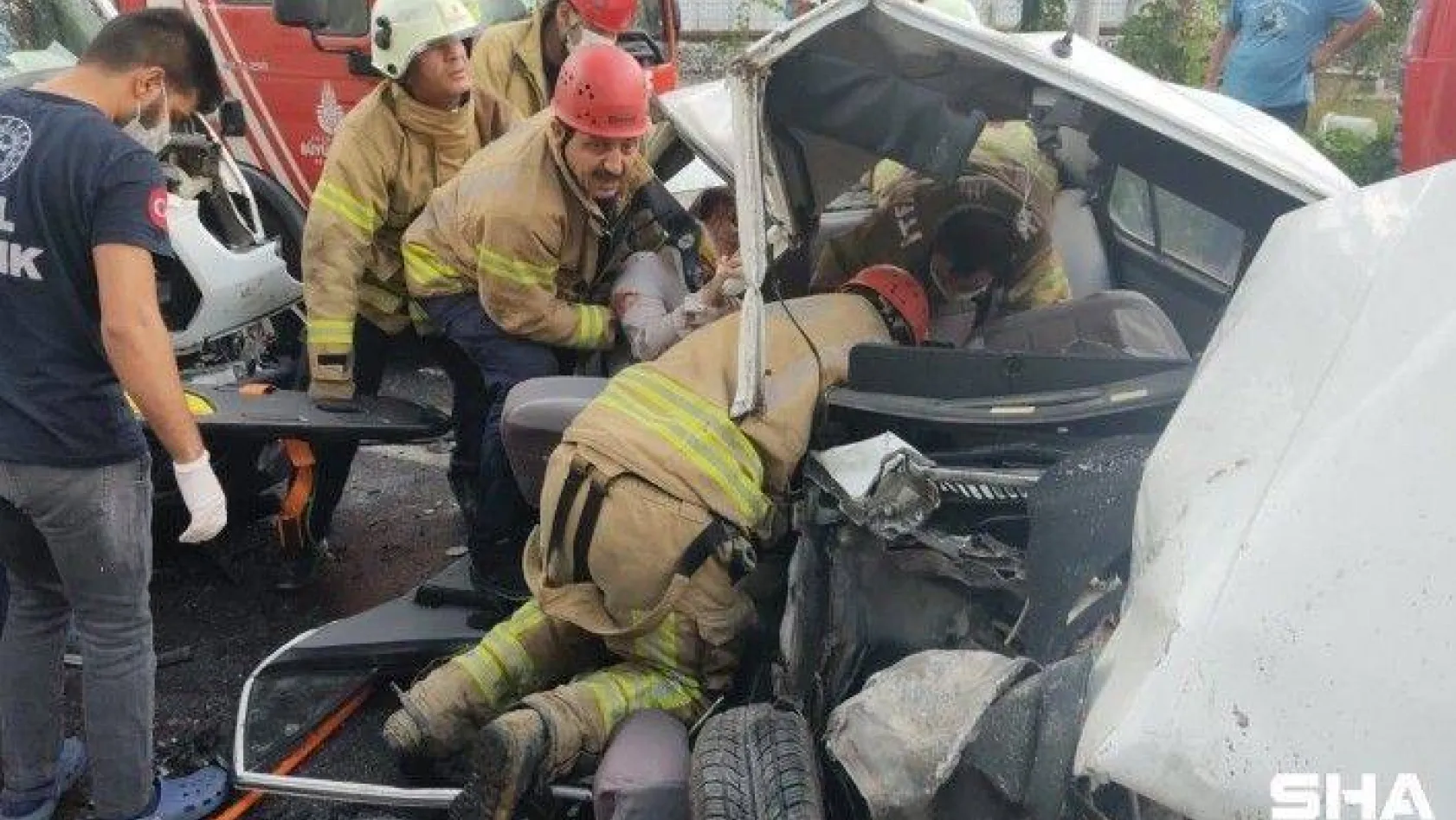 Florya'da otomobil ile minibüs çarpıştı: 4 yaralı