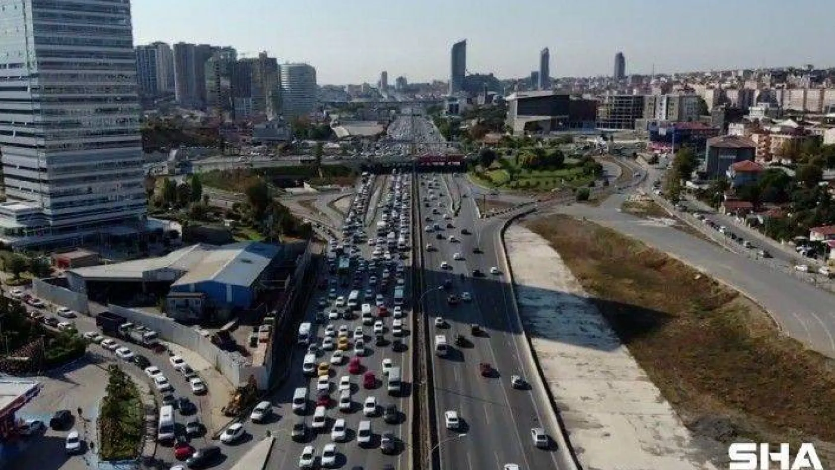İstanbul'da hafta sonu öncesi trafik yoğunluğu havadan görüntülendi