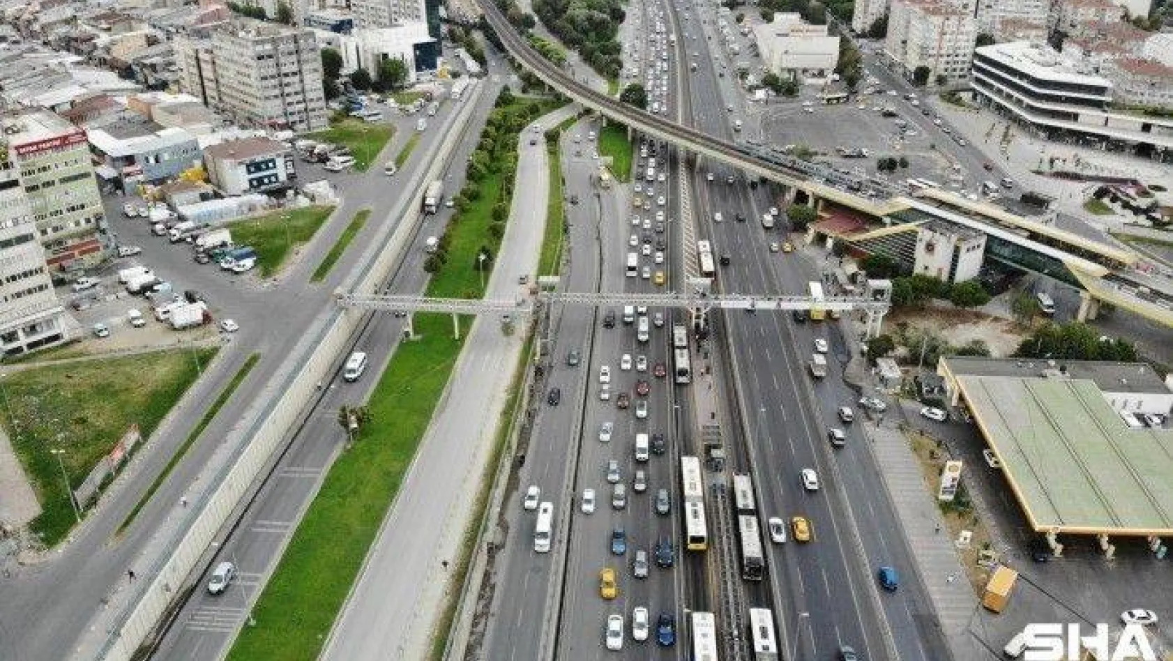 İstanbul'da okulların açılmasıyla trafikte yoğunluk oluştu