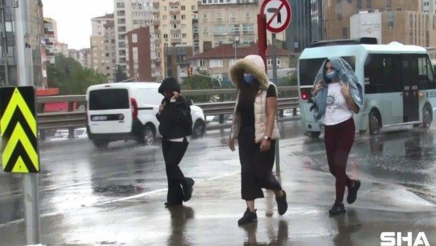 İstanbul'da sağanak yağış etkisini göstermeye başladı