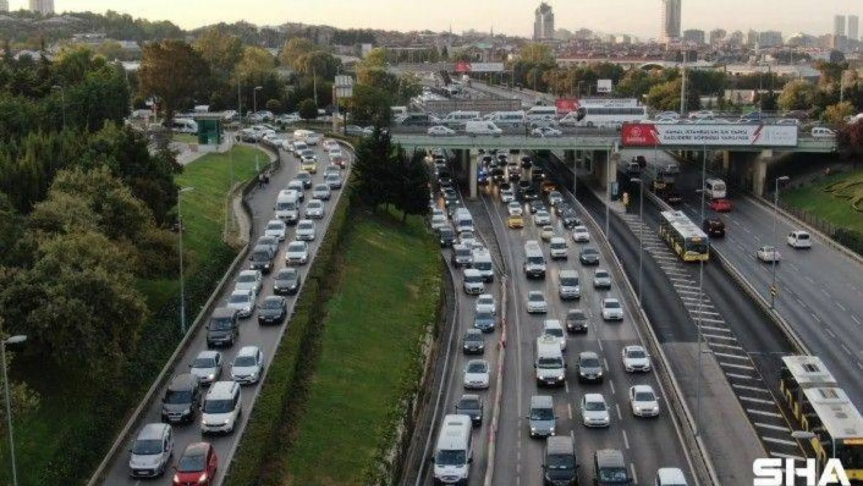 İstanbul'da trafik mesaisi erken başladı, yoğunluk yüzde 55'i gördü