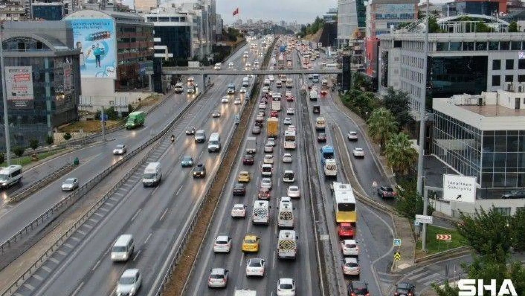 İstanbul'da yağışlar trafiği vurdu, yoğunluk yüzde 55'i gördü