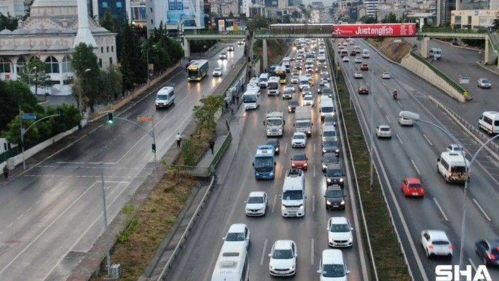 İstanbul'da yağmur başladı, trafik yoğunluğu yüzde 55'i gördü