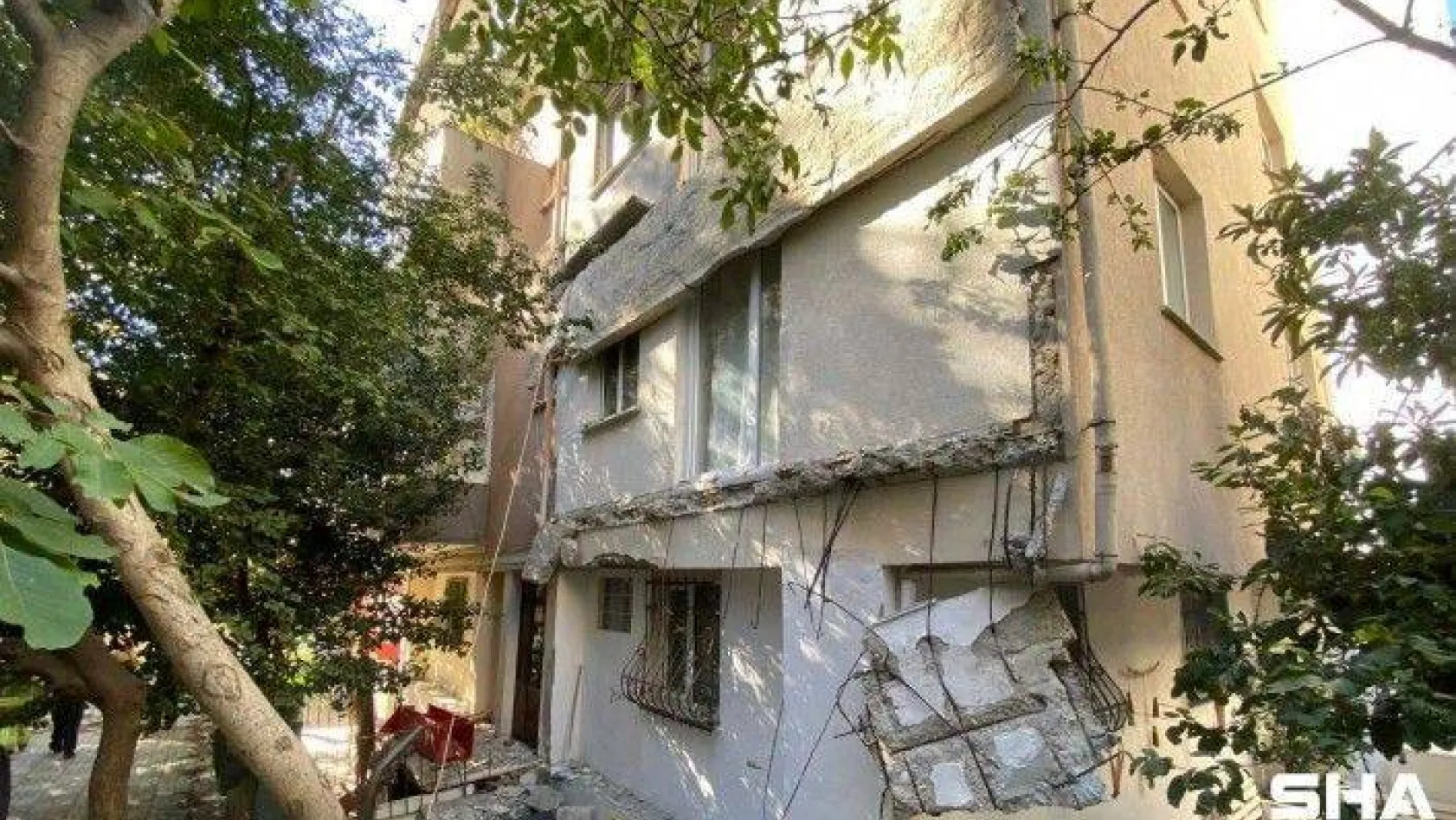 Kadıköy'de 25 yıllık binanın balkonları çöktü, mahalleli sokağa döküldü