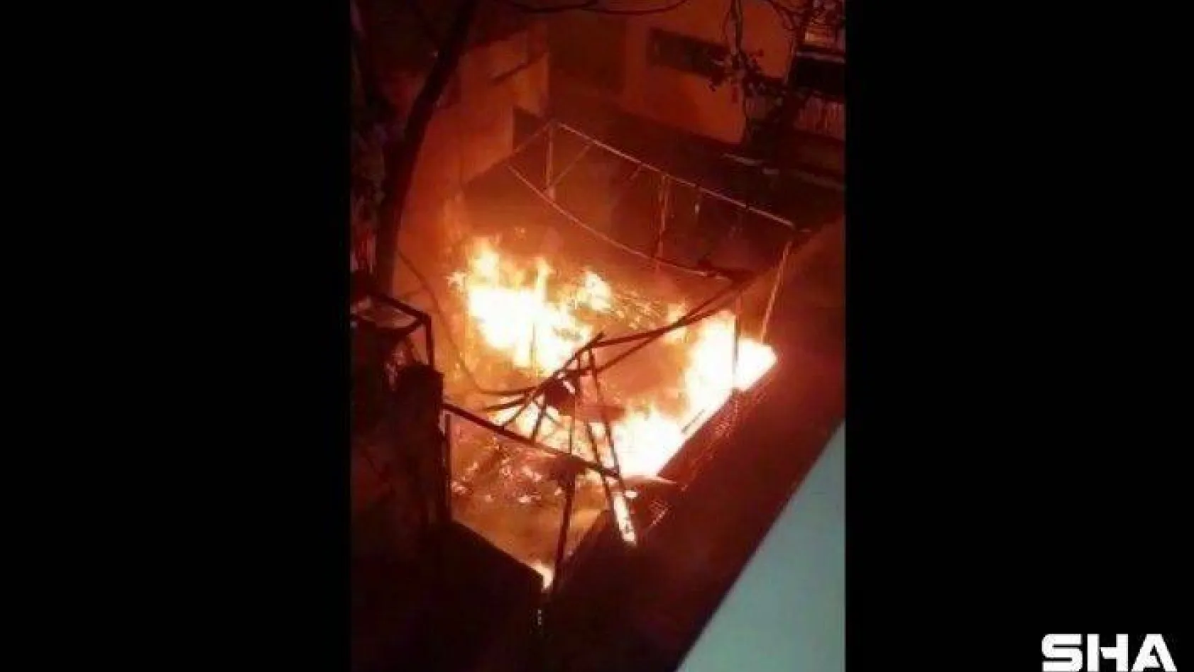Kadıköy'de 3 katlı restoran alev alev yandı