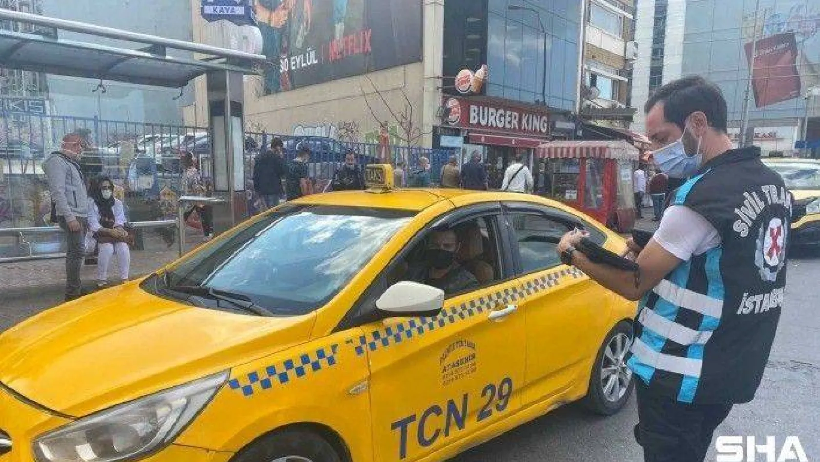 Kadıköy'de ruhsat süresi dolan taksi şoförü aldığı cezaya isyan etti