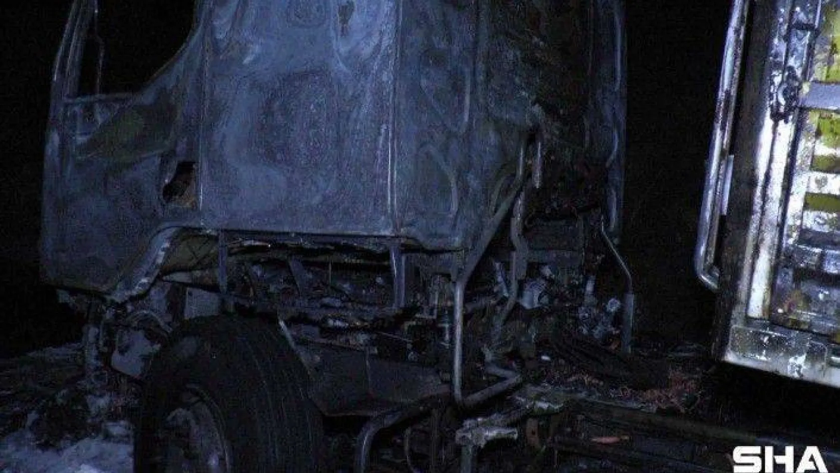 Kuzey Marmara Otoyolu'nda metal yüklü tır alev alev yandı