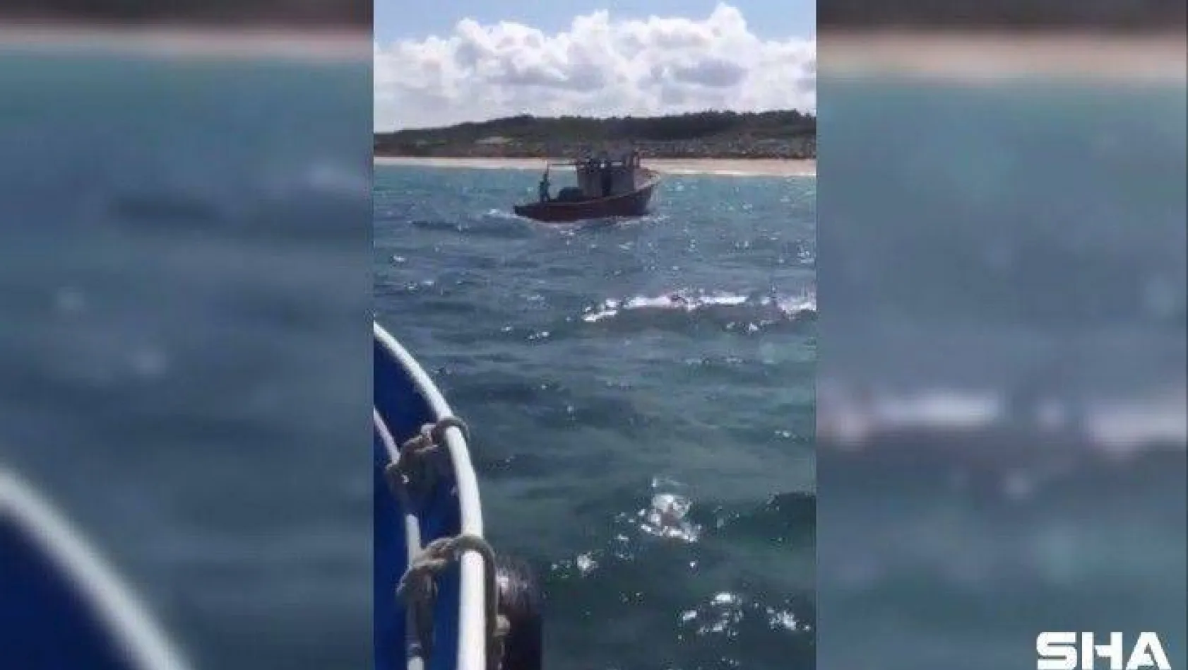 (ÖZEL) Arıza yapan tekne karaya oturmak üzereyken balıkçılar tarafından kurtarıldı
