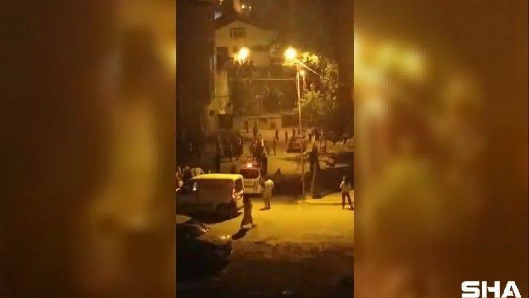 (Özel) Arnavutköy'de komşuların tekmeli yumruklu kavgası kameraya yansıdı