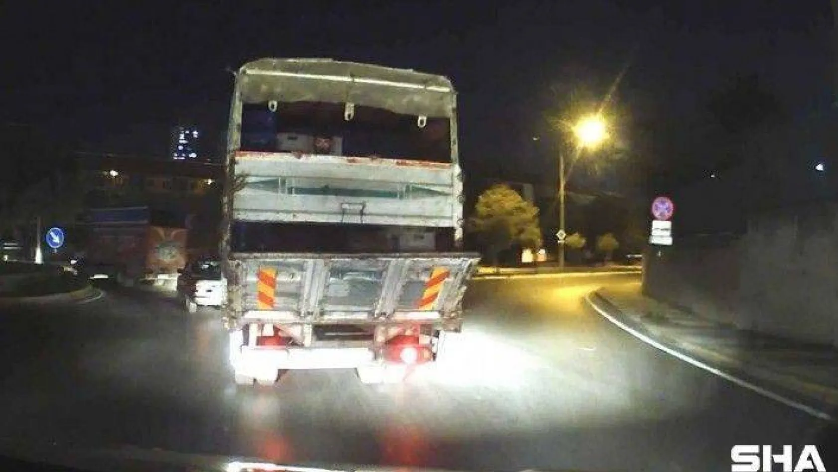 (Özel) Ataşehir'de kapağı açık kamyon kasasındaki tehlikeli yolculuk