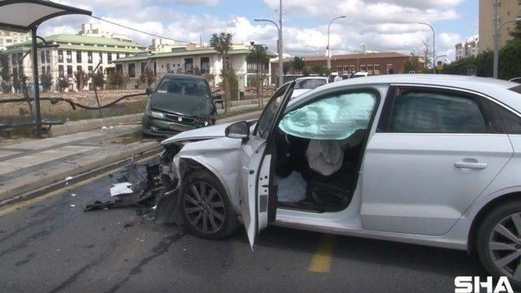 (Özel) Başakşehir'de iki araç kafa kafaya çarpıştı