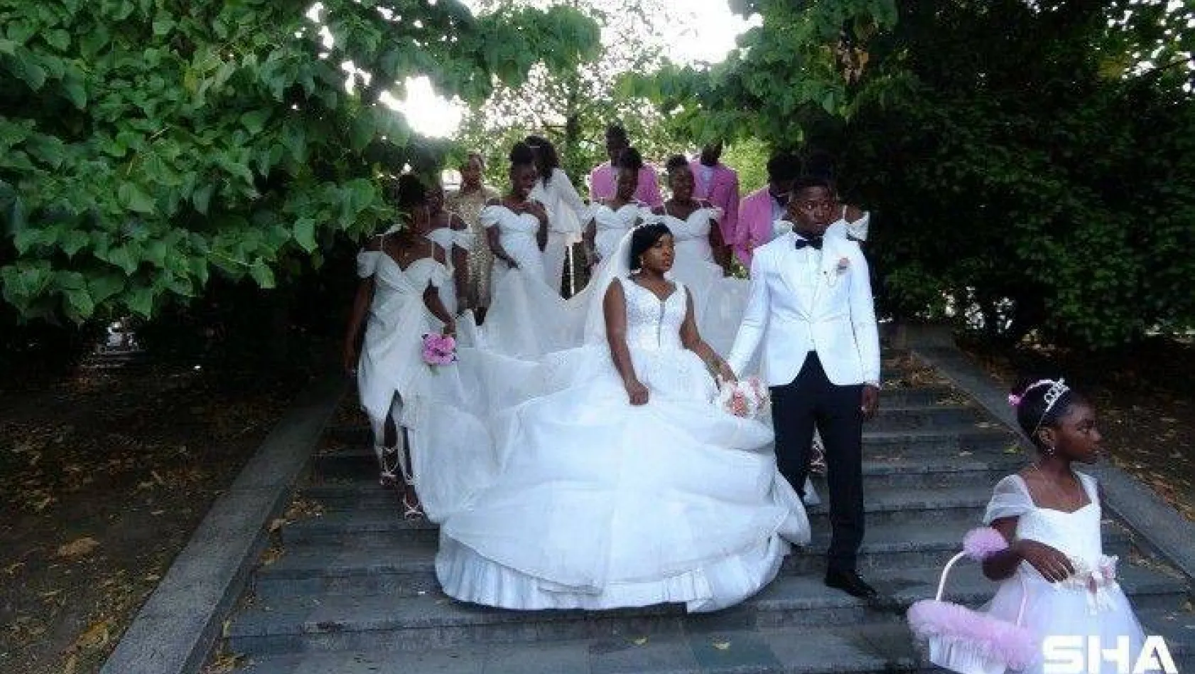 (Özel) Düğün fotoğraflarını Taksim'de çektiren Kongolu çift vatandaşların ilgi odağı oldu