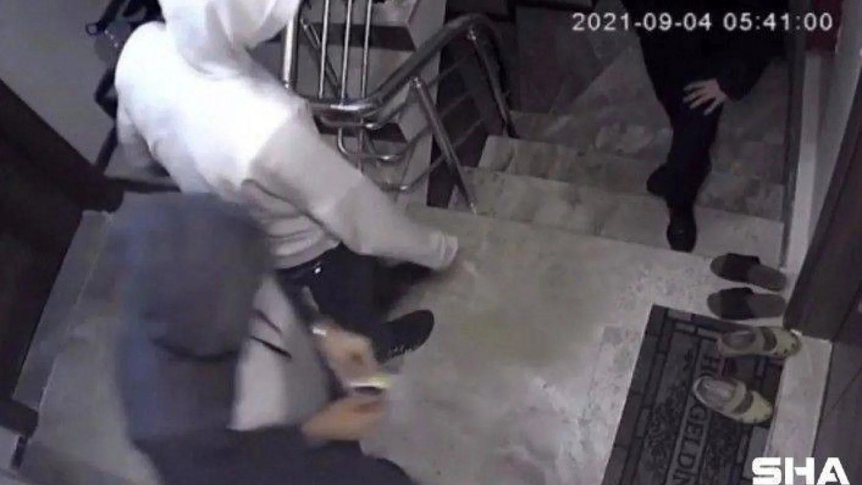 (Özel) Fatih'te evden hırsızlık girişimi kamerada