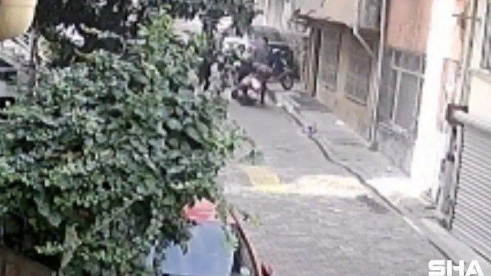 (Özel) İstanbul'da bıçaklı gasp dehşeti kamerada