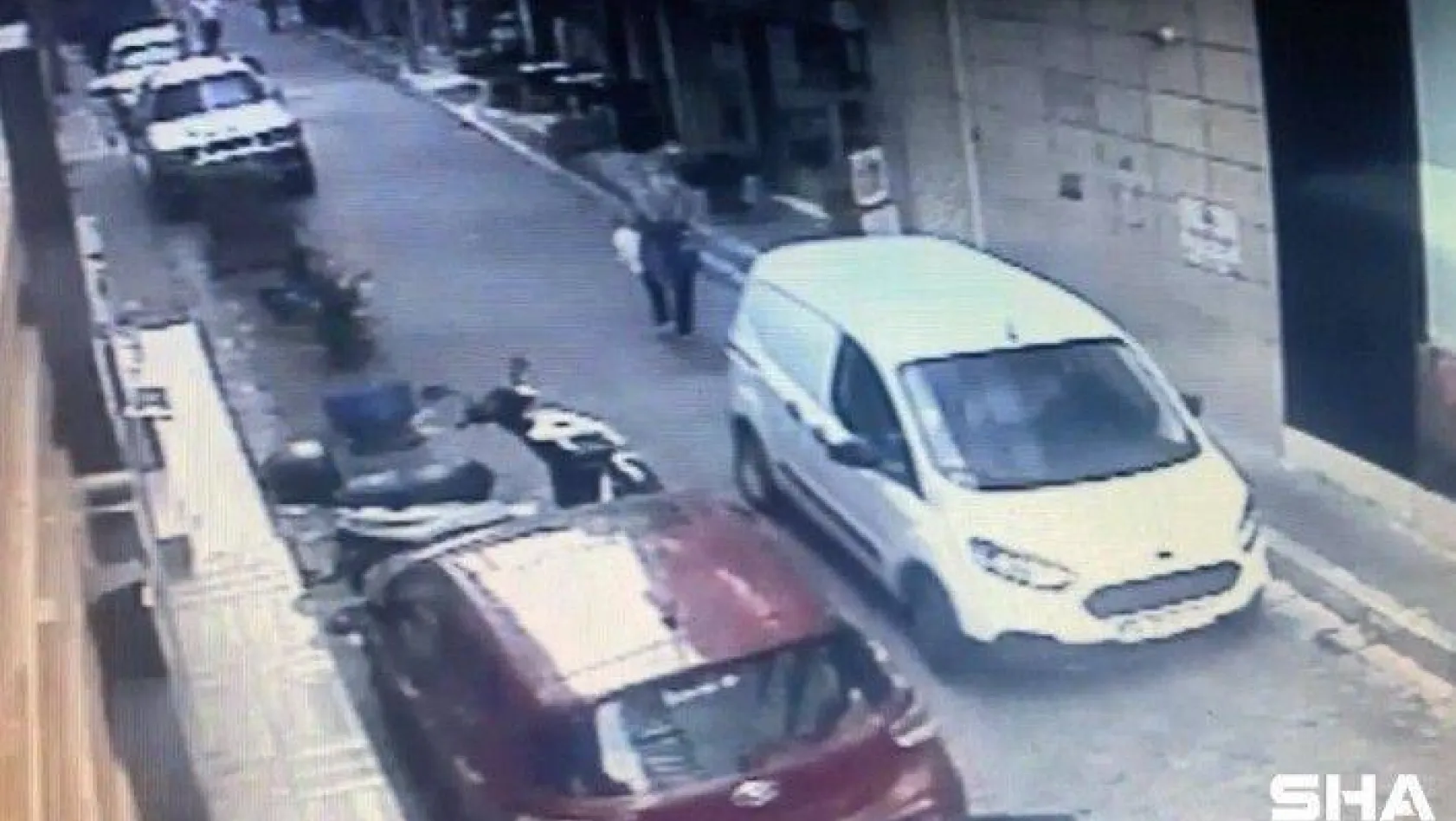 (Özel) İstanbul'da dehşet anları: Aracın altında kalan kadını böyle kurtardılar