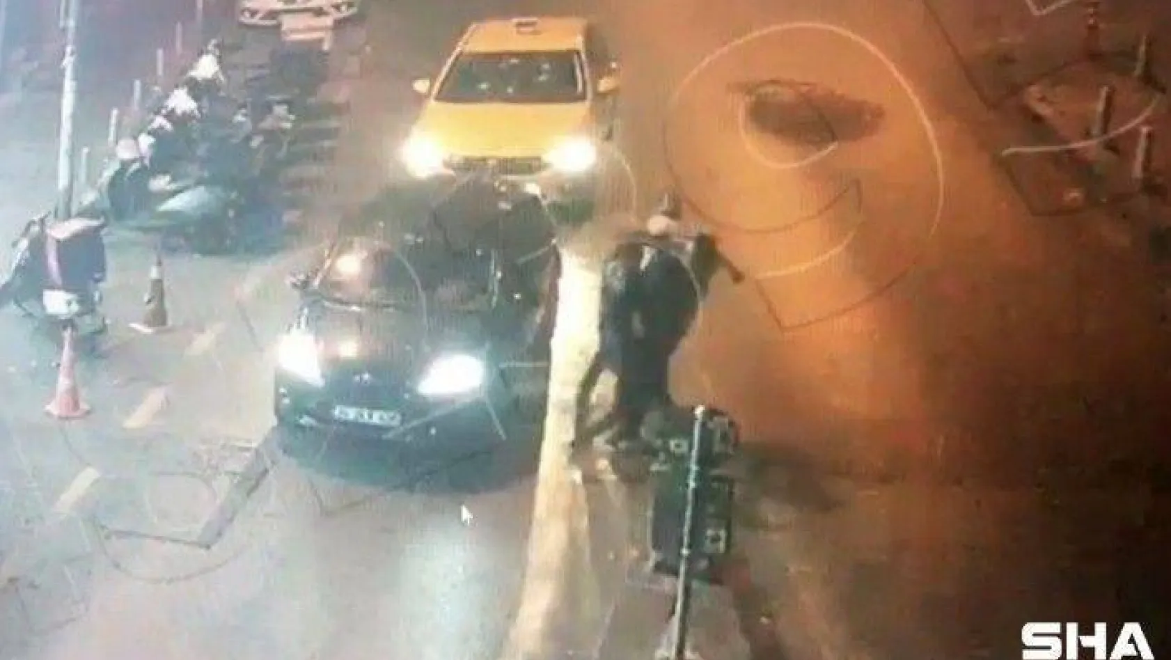 (Özel) İstanbul'da dehşet anları kamerada: Silahla dizlerinden vurup yerde tekmelediler