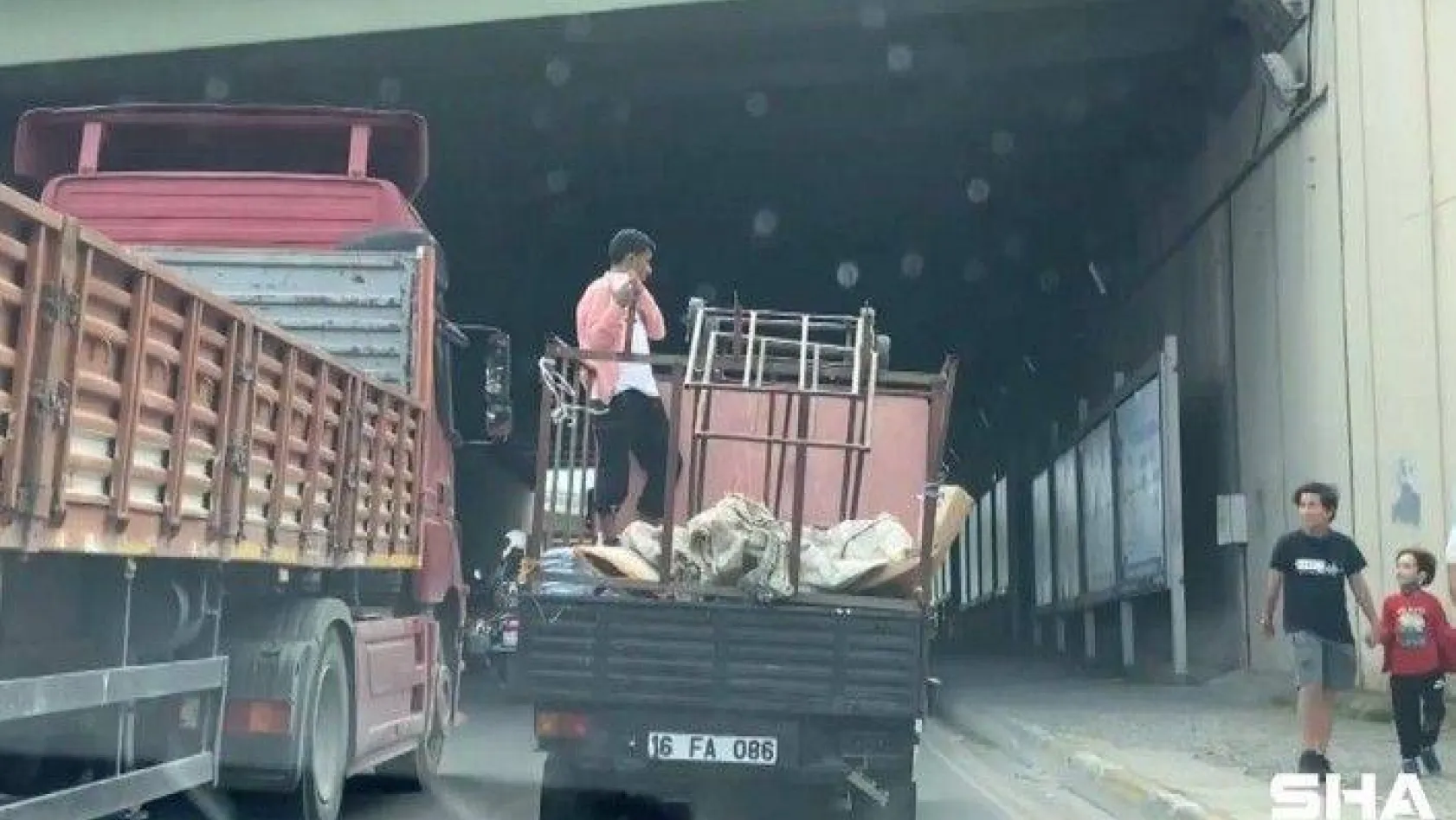 (Özel) Kadıköy'de açık kasa kamyonette tehlikeli yolculuk kamerada