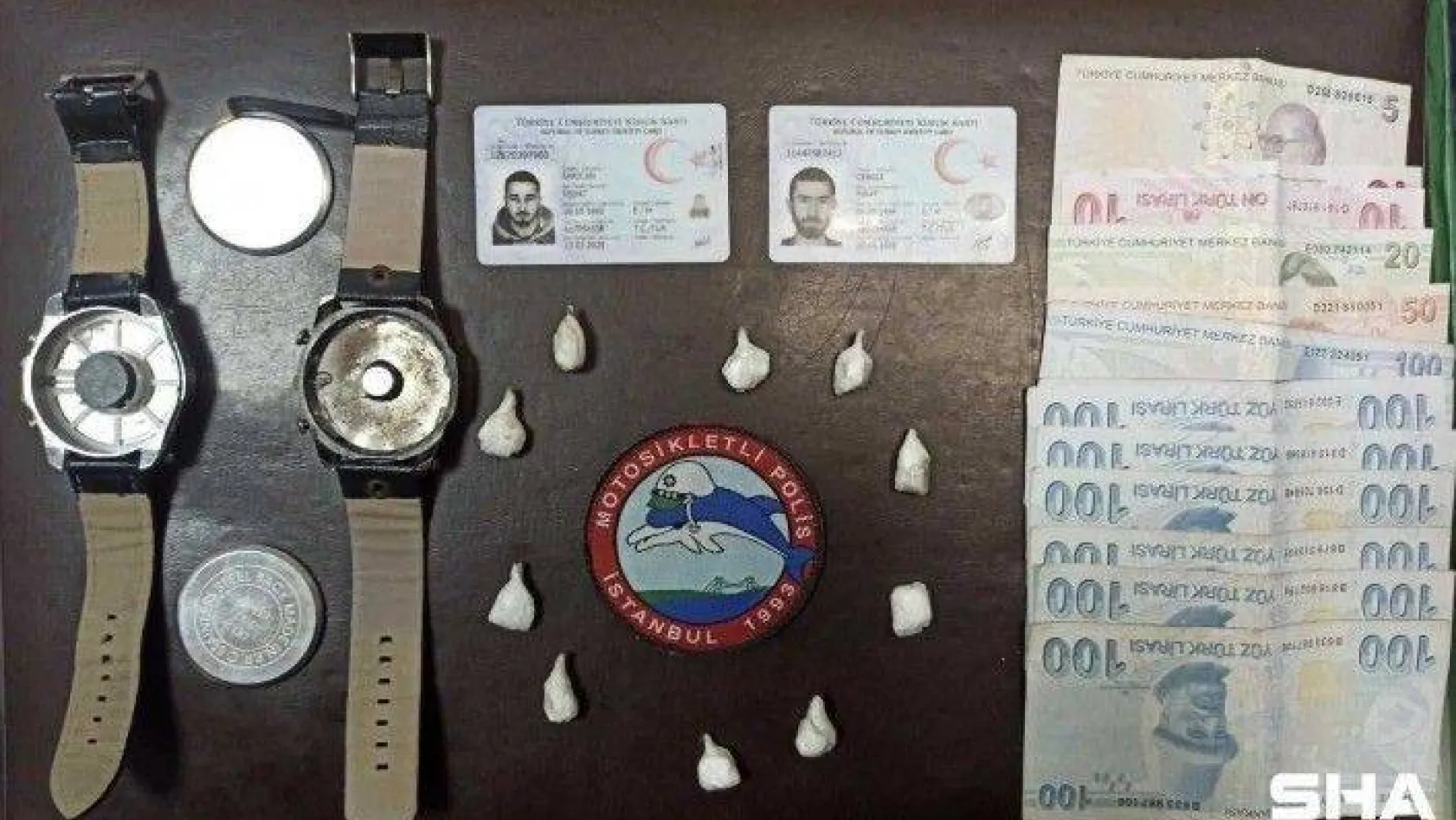 (Özel) Kol saatinde kokain satmaya çalışan torbacılar Beşiktaş polisine yakalandı