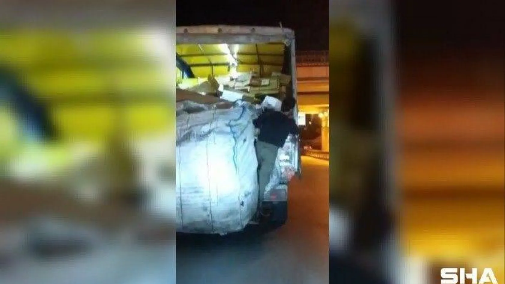(Özel) Pendik'te kamyonete asılan vatandaşın tehlikeli yolculuğu kamerada