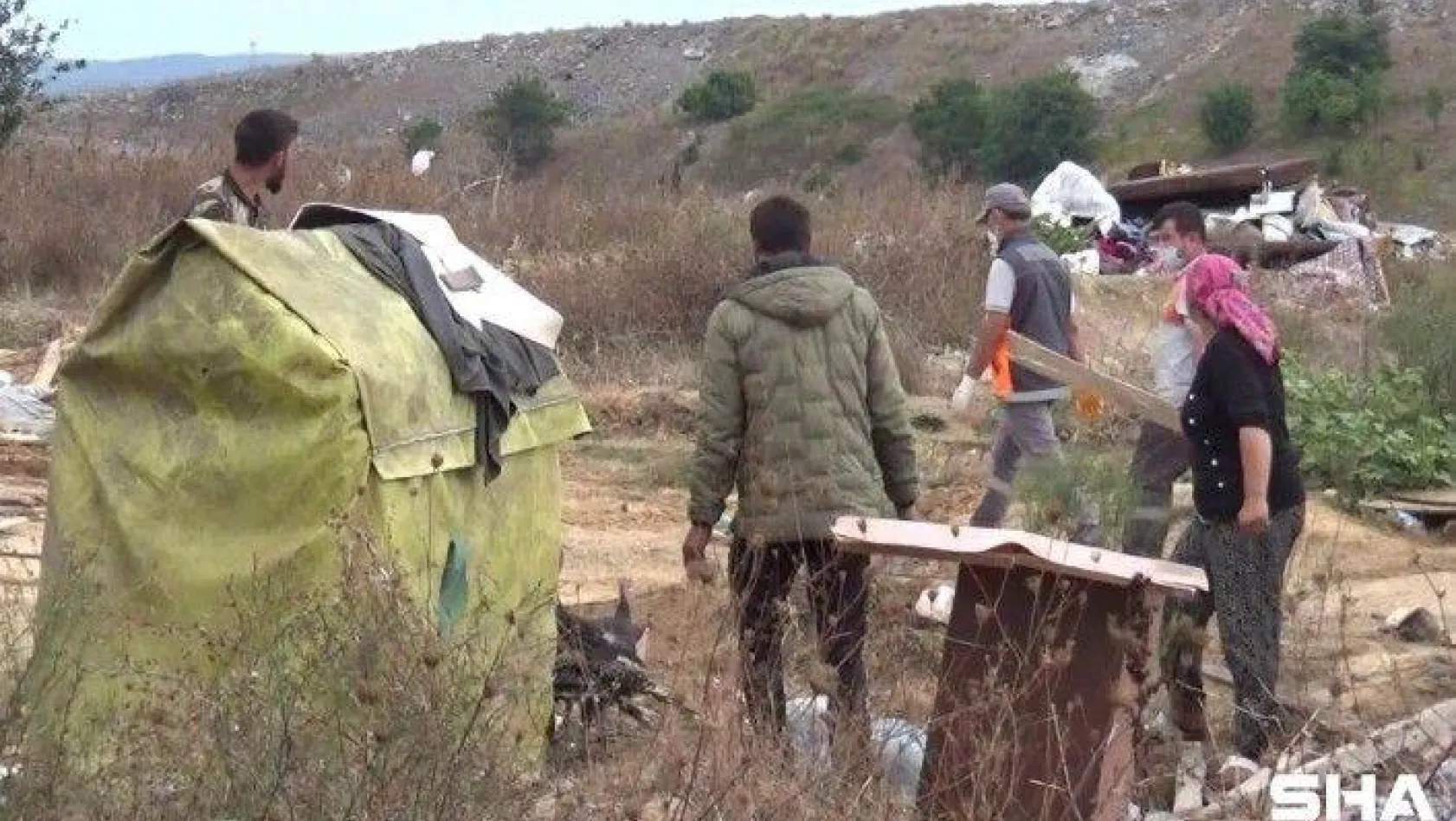 (ÖZEL) Sultangazi'de kaçak barakalar ekipler tarafından yıkıldı