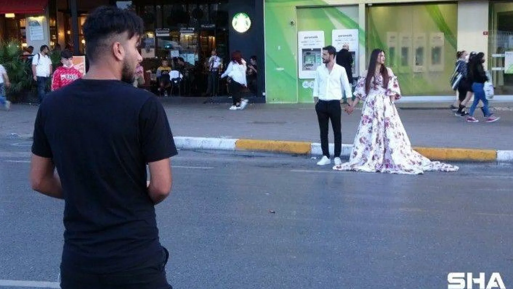 (Özel) Taksim Meydanı yabancı çiftlerin ilgi odağı oldu
