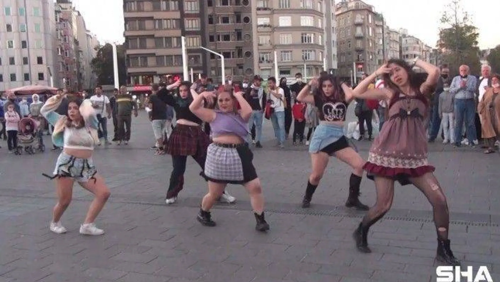 (ÖZEL) Taksim'de dans eden youtuberlara vatandaştan yoğun ilgi