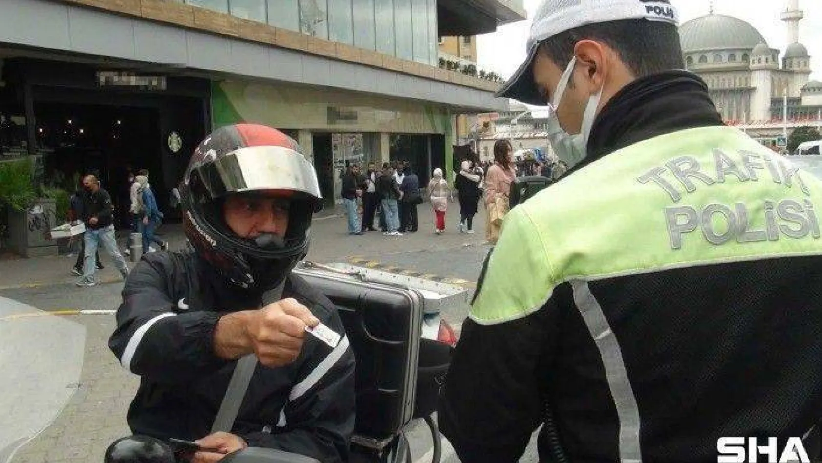 (Özel) Taksim'de trafik denetimi: Sürücülere ceza yağdı