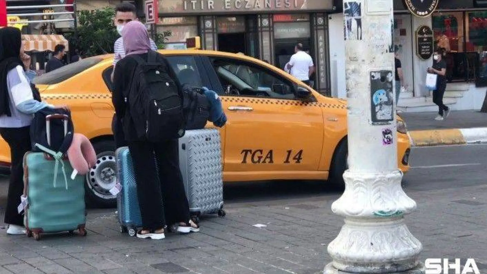 (Özel) Taksim'de turistler yine taksiye binemedi