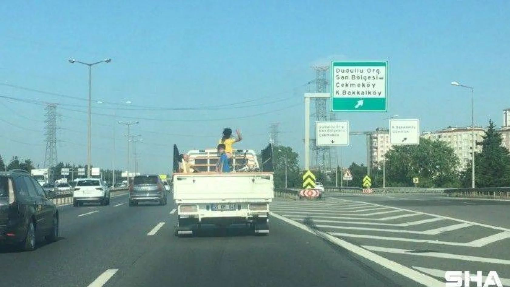 (Özel) TEM'de kamyonet kasasındaki çocukların tehlikeli yolculuğu