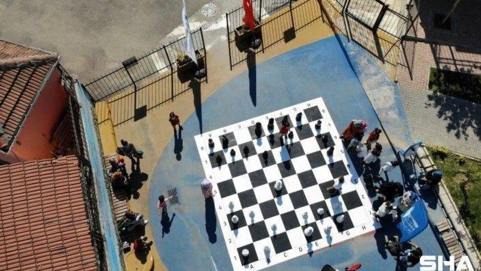 Pendik'te Çocuk Oyunları Sokağında buluşan miniklerin satranç rekabeti