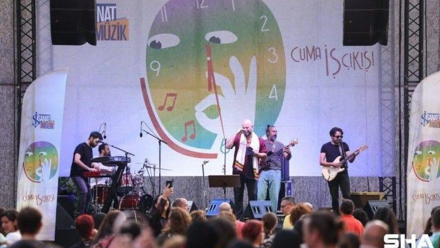 Sattas, 'Cuma İş Çıkışı' açık hava konserinde sahne aldı