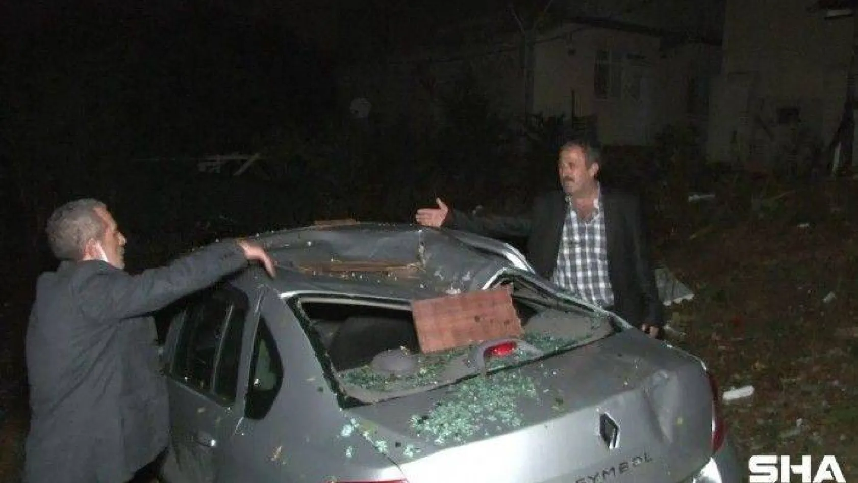 Şiddetli rüzgar nedeniyle Sultangazi'de bazı ev ve ahırların çatısı uçtu