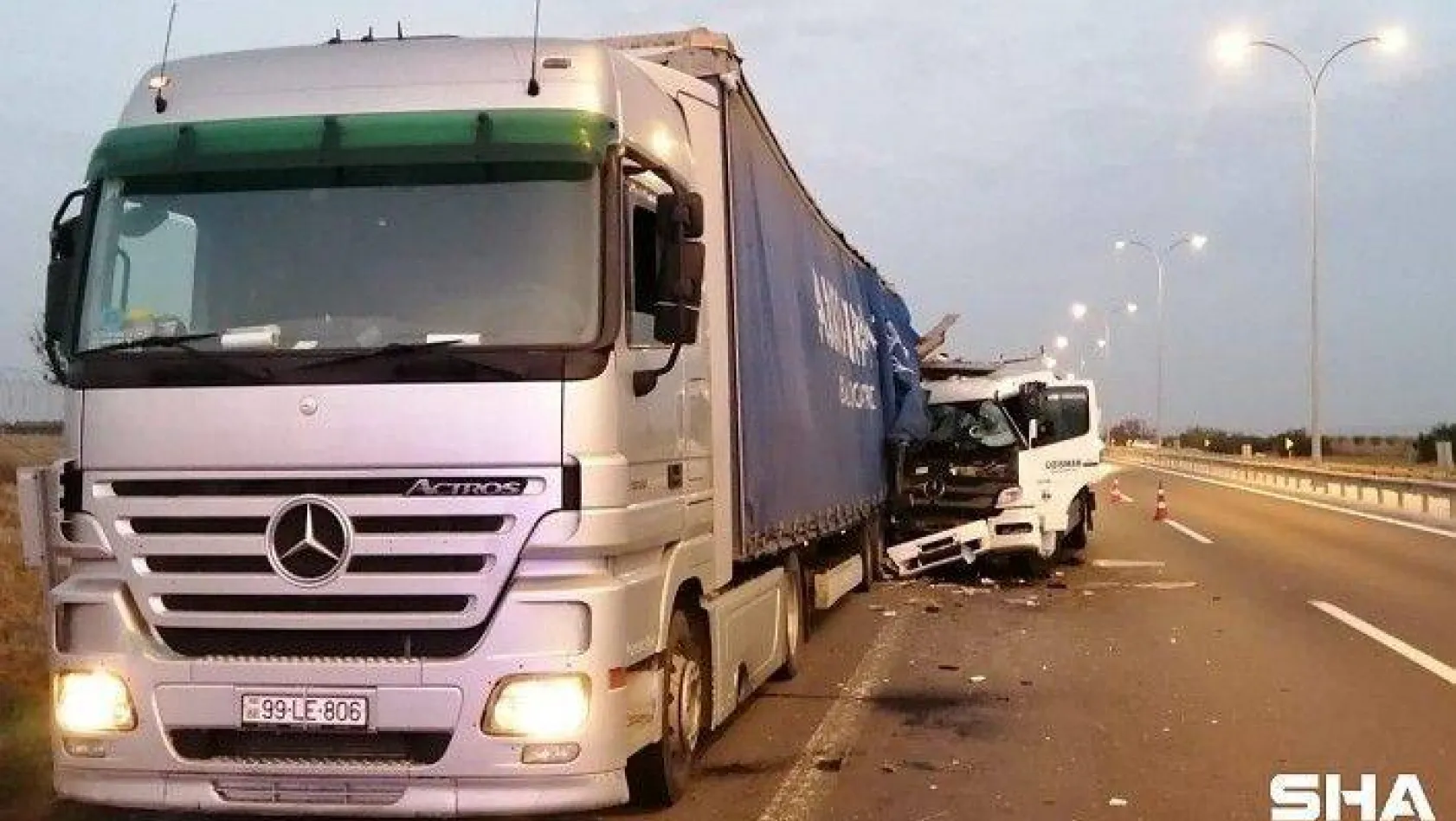 Silivri TEM'de tıra kamyon çarptı: 1 yaralı