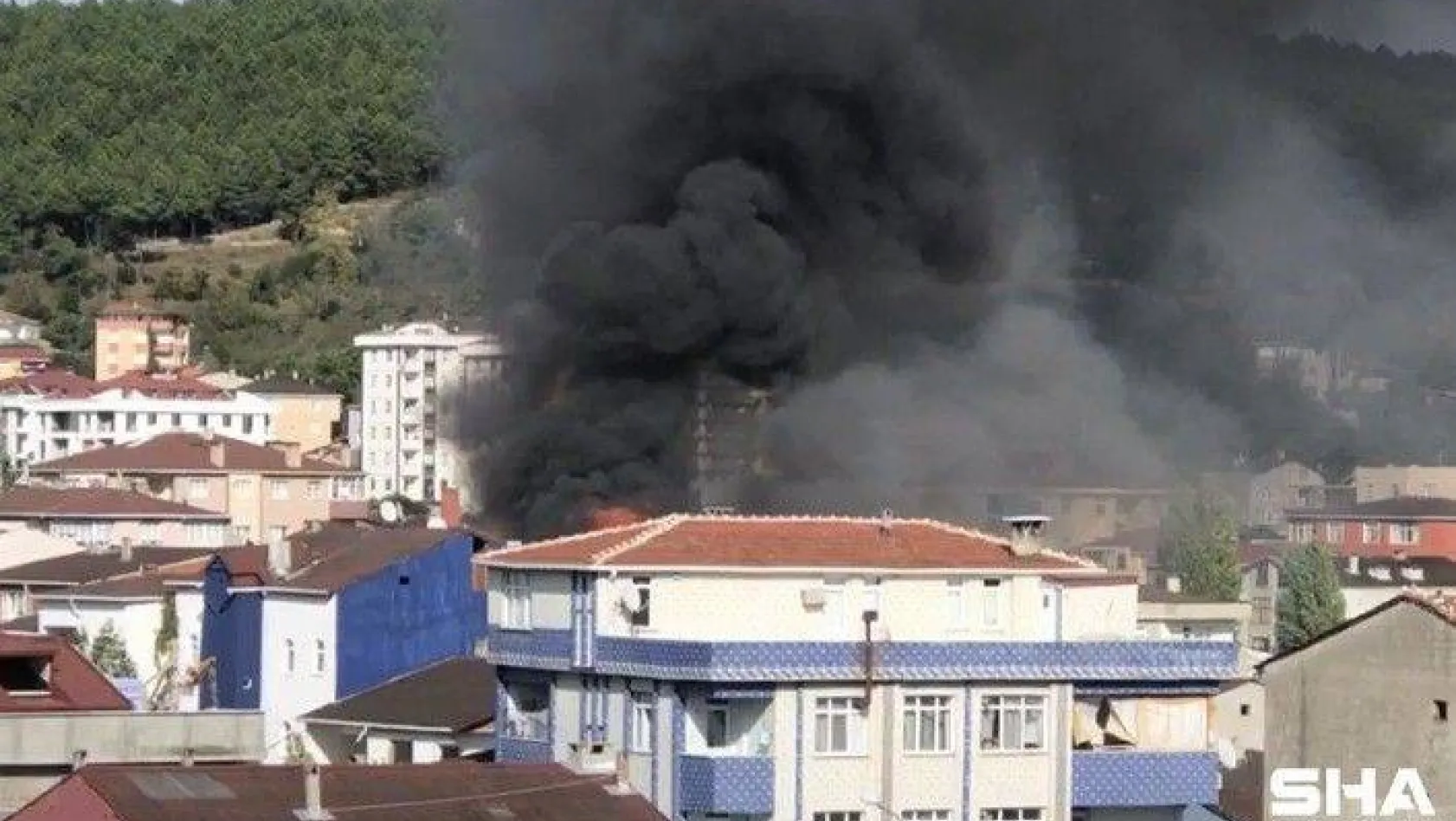 Sultanbeyli'de bir fabrikada yangın çıktı. Olay yerine çok sayıda itfaiye ekibi sevk edildi.