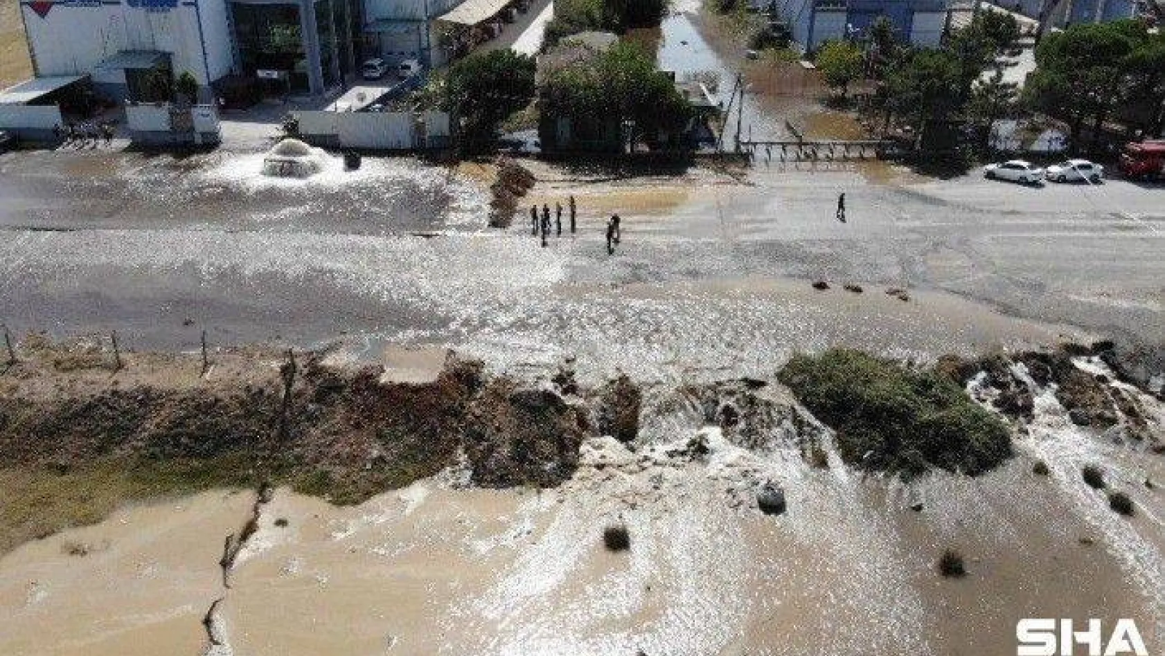 Sultanbeyli'de İSKİ'ye ait su borusu patladı, yol göle döndü