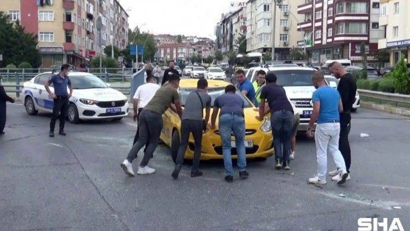 Sultangazi'de ticari taksi takla attı