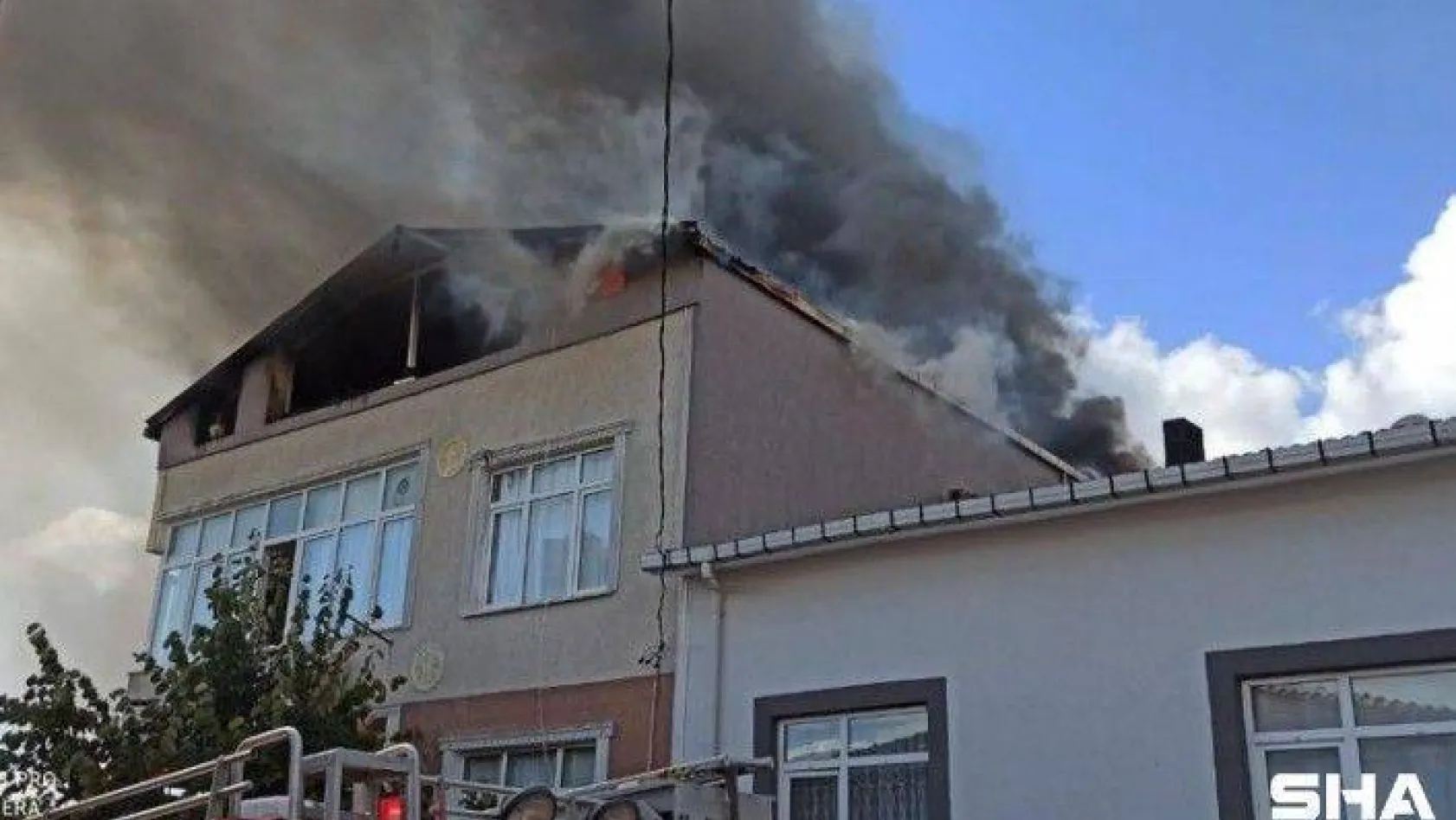 Ümraniye'de 3 katlı binada yangın paniği