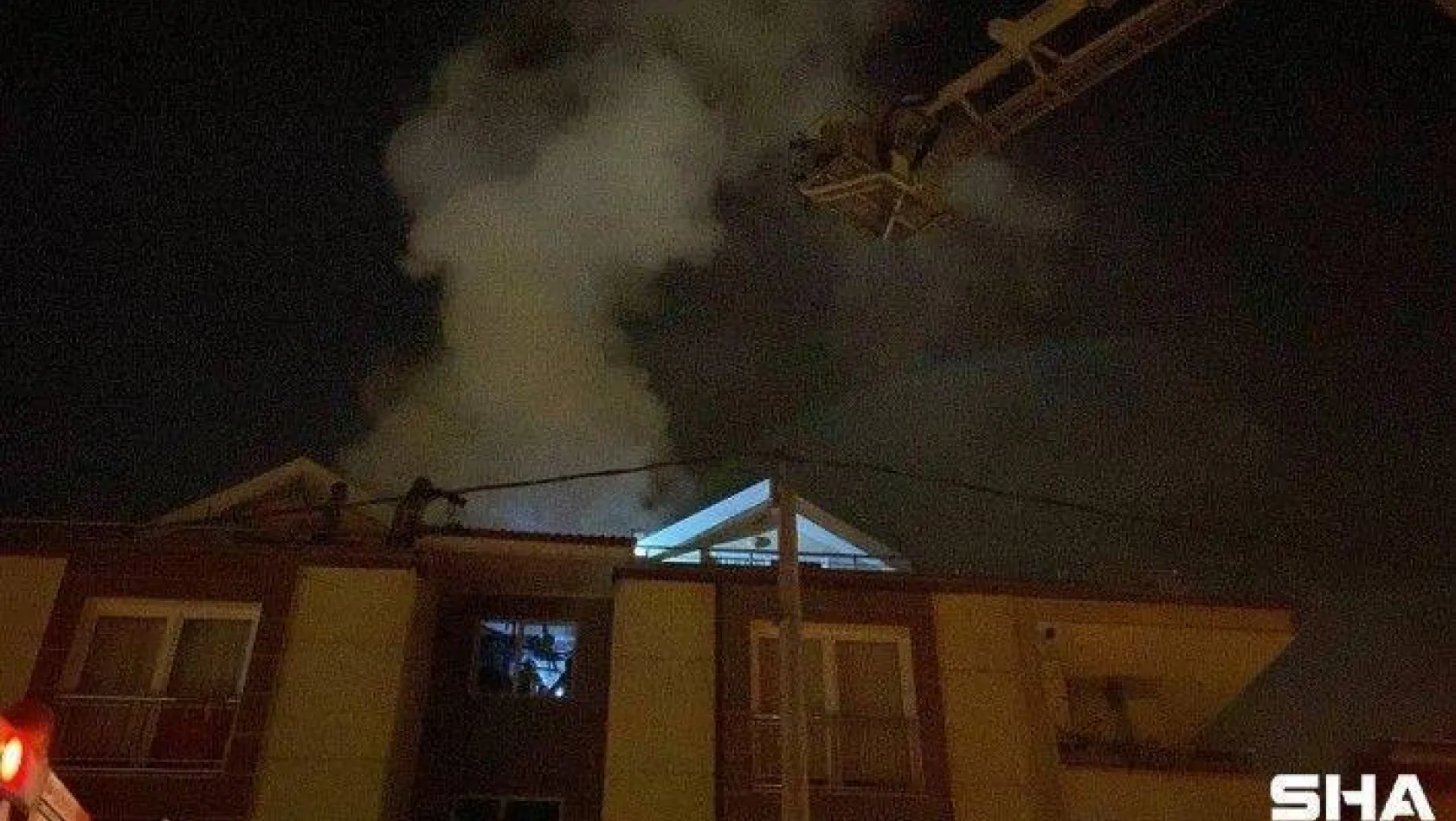 3 katlı binanın teras katında yangın