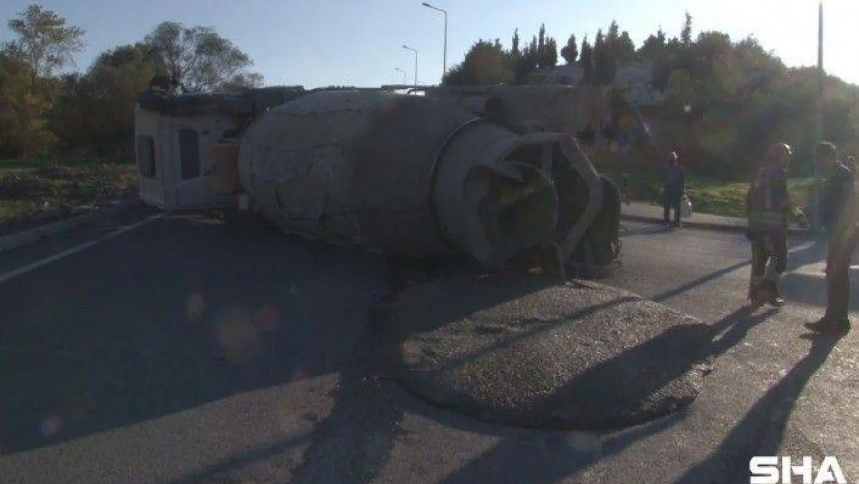 Arnavutköy'de virajı dönemeyen beton mikseri yan yattı
