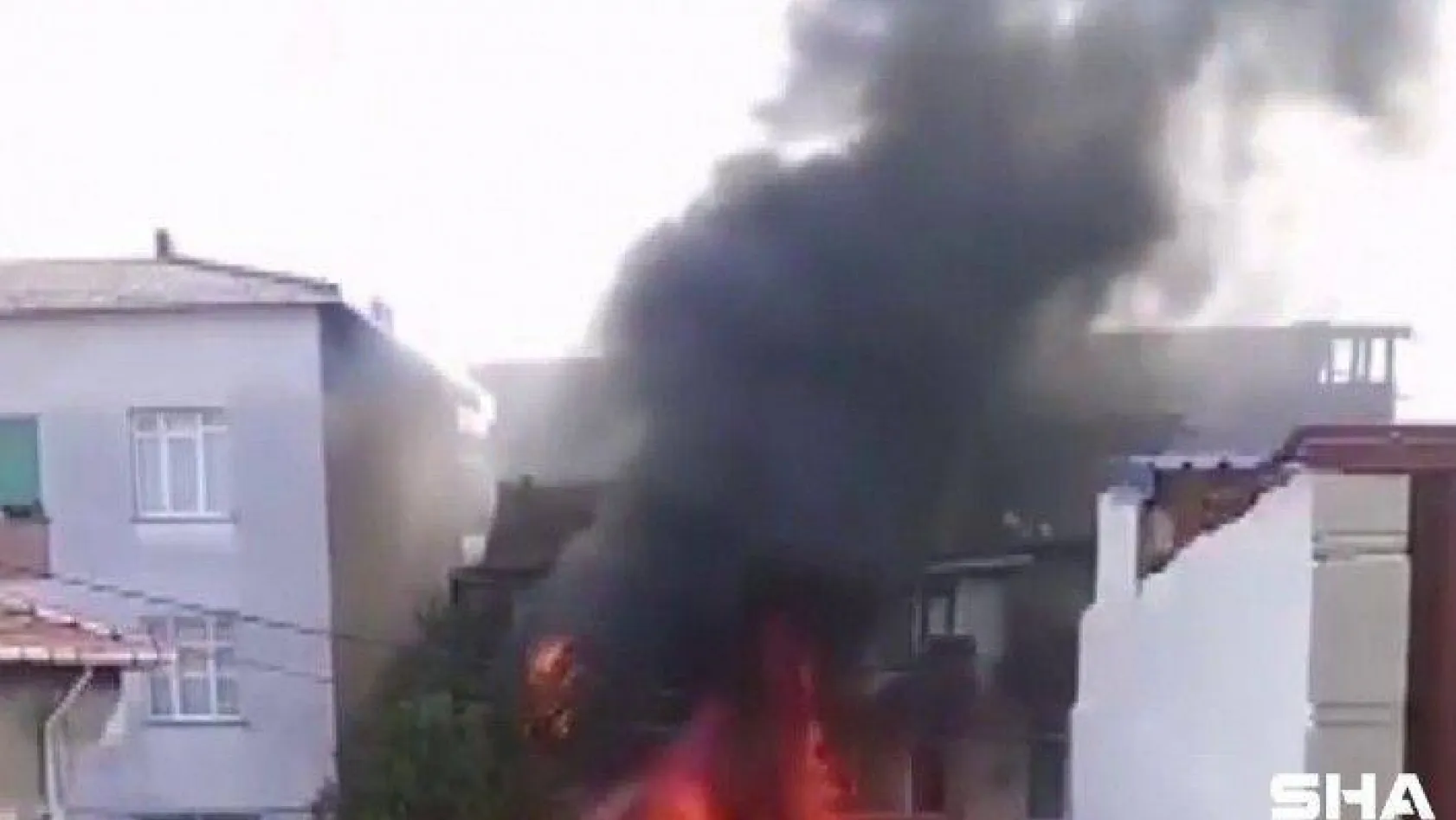 Ataşehir'de korkutan yangın:3 katlı apartman kullanılamaz hale geldi