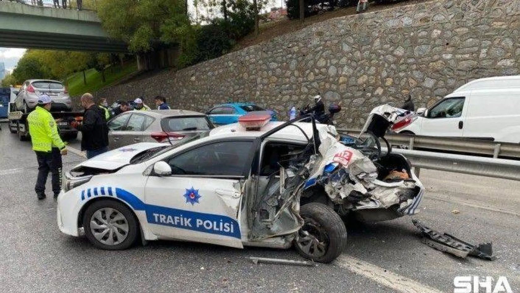 Ataşehir'de otomobil, uygulama yapan trafik polisine çarptı: 2 yaralı