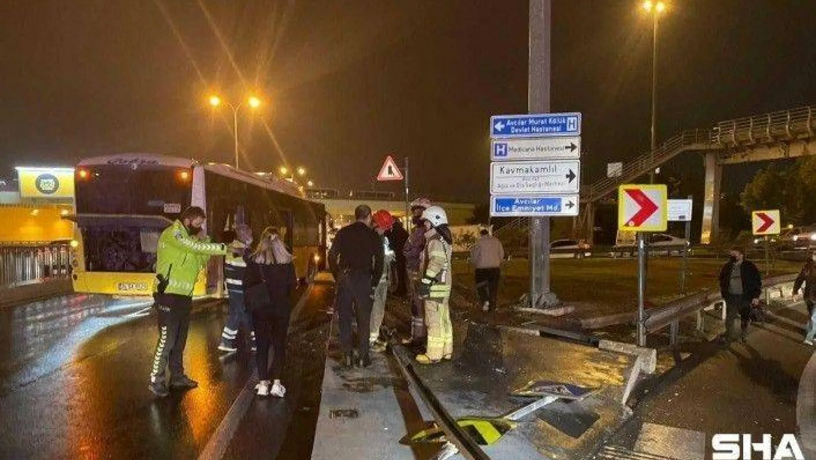 Avcılar'da halk otobüsü kaza yaptı, otobüse bariyer saplandı:1'i ağır 4 yaralı