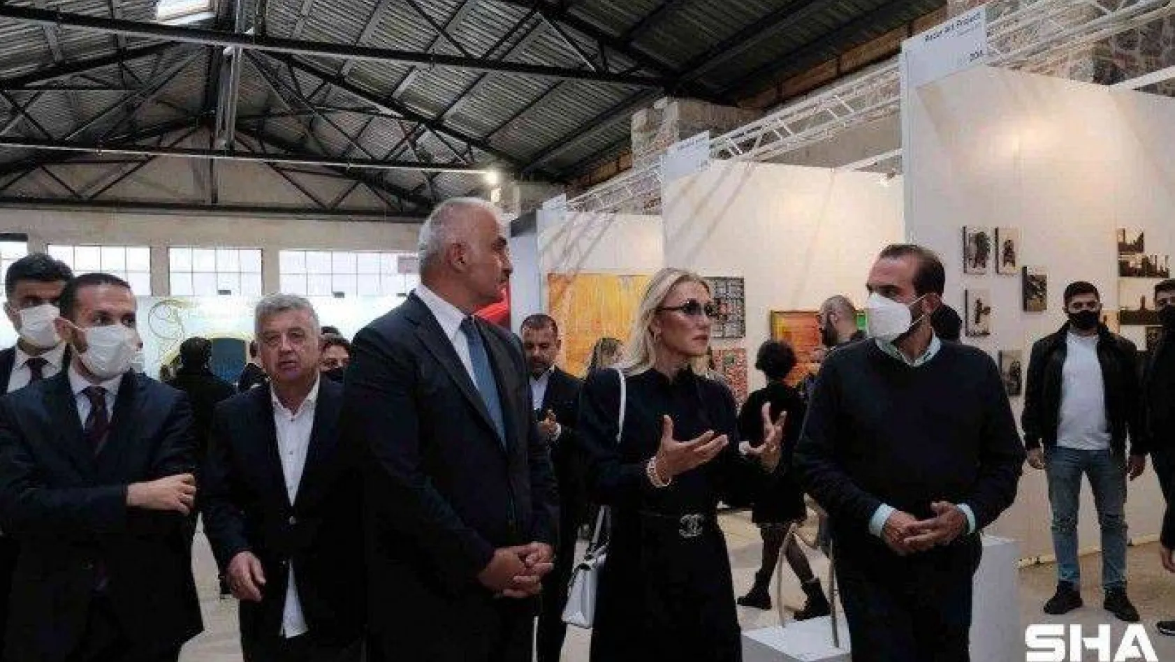 Bakan Mehmet Nuri Ersoy, eşi Pervin Ersoy'la birlikte 16. Contemporary İstanbul'u ziyaret etti
